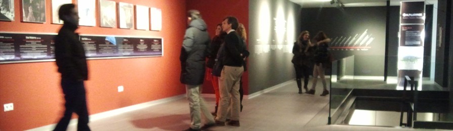 Foto: interior personas paseando por museo.
