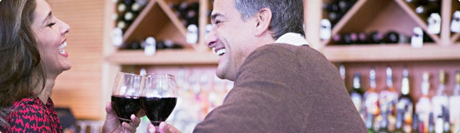 Foto: Pareja disfrutando de un buen vino 